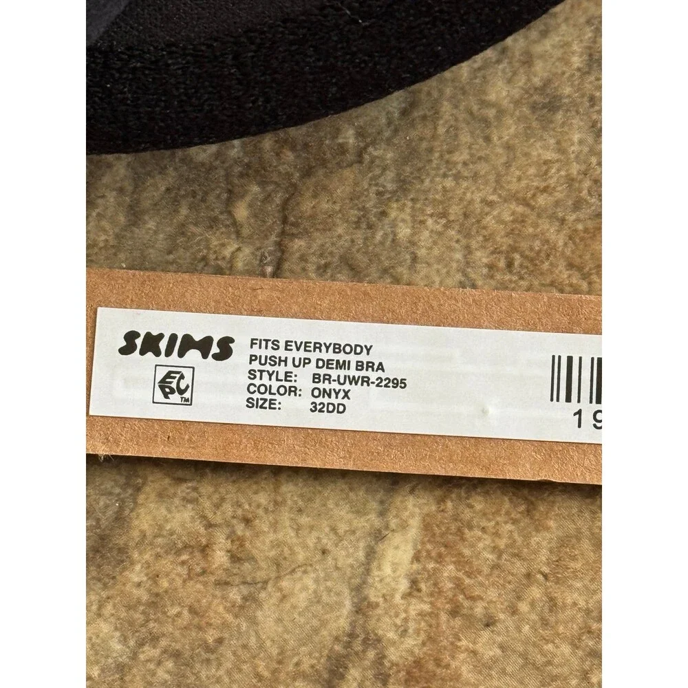 Skims Fits Everybody Push up
Demi Bra Onyx Size 32DD - Picture 6 of 6